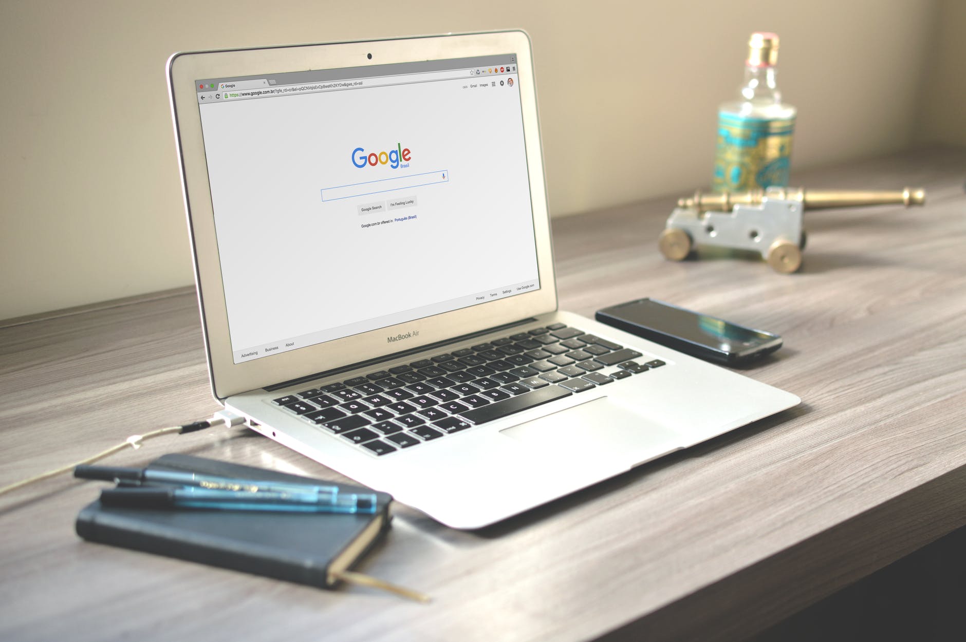 Agenda-stylos-ordinateur portable ouvert sur page d'accueil de Google-bureau