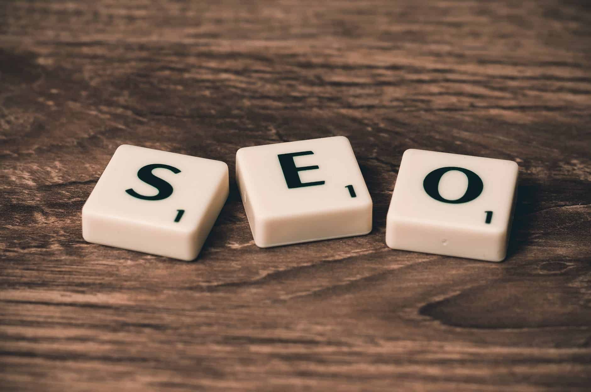 SEO écrit avec des lettres de Scrabble