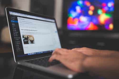 Tableau de bord WordPress sur écran d'ordinateur portable