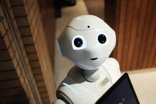 Photo en plongée d'un robot blanc